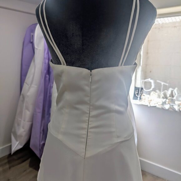 Basque Waist Wedding Dress Size 6 - Picture 3 of 5
